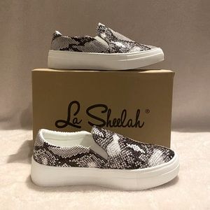 Snake pattern slip-on tennis shoes